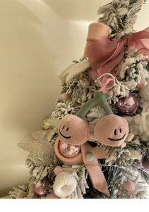 Detailsicht der rosa Plüsch-Kirsch-Schlüsselanhänger mit lächelnden Gesichtern am Baum
