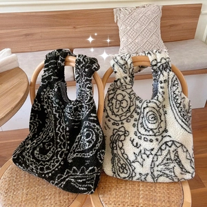Women Large Capacity Paisley Print Lamb Wool Tote Bag Vintage Ethnic Style Fleece Shoulder Bag Plush Shopping Bag