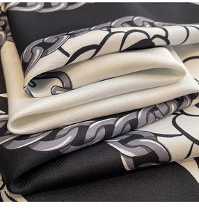 Détail macro d'un foulard en soie sergé avec motifs classiques de chaînes et de fleurs