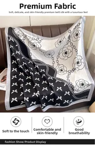 Détail d'un grand foulard en soie sergé avec imprimé floral de luxe sur un cuir