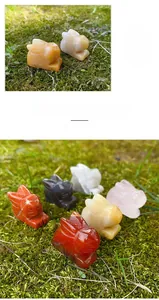 Vue détaillée de lapins sculptés en pierres naturelles de 1 pouce sur fond de mousse