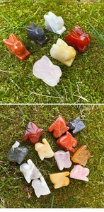 Vue macro de lapins de 1 pouce sculptés à la main en divers cristaux de roche naturels