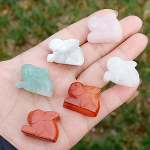 Figurines de lapin de 1 pouce en cristaux naturels colorés tenues dans la main