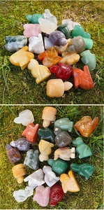 Dettaglio macro di varie sculture di animali in cristallo naturale su muschio verde