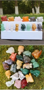 Dettagli di figurine di animali in cristallo naturale intagliato da 1 pollice sul muschio
