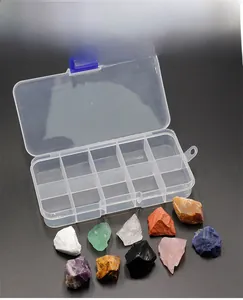 Présentation macro de 10 pierres de cristal naturel avec une boîte de rangement à 10 cases