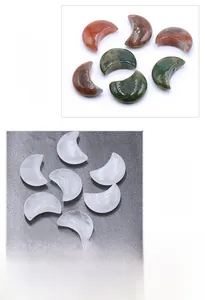 Détail de jaspe océan et cristal de roche en forme de lune aux textures naturelles