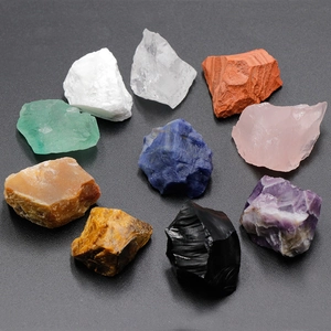 Collection de neuf cristaux naturels et spécimens minéraux disposés en forme de cercle