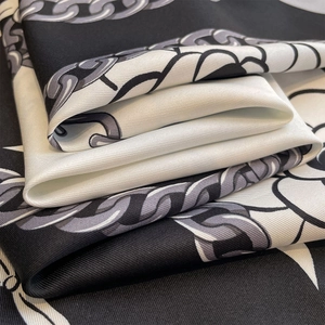 Élégant foulard en soie sergé noir et blanc avec imprimé chaîne et plis souples chic