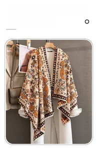 Détails du motif paisley rétro sur une écharpe beige en imitation cachemire et manteau blanc