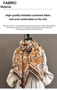 Détail d'une écharpe en imitation cachemire avec motifs paisley et finitions à franges fines