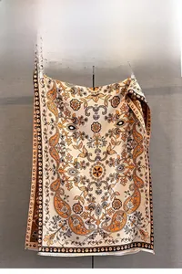 Vue détaillée du motif paisley jacquard avec des franges élégantes sur un châle d'hiver