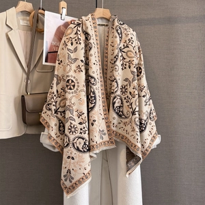 Écharpe élégante motif paisley au toucher cachemire avec franges sur manteau d'hiver