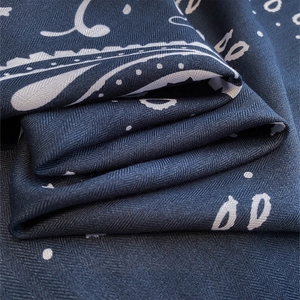 Detailaufnahme des dunkelblauen Paisley-Schals mit feiner Fischgrätenwebung und Textur