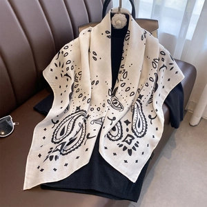 Retro cremefarbenes quadratisches Tuch mit schwarzem Paisley-Muster und Boho-Stil