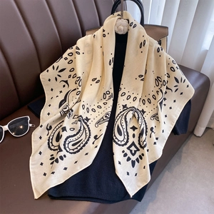 Großes quadratisches Tuch mit Vintage-Paisley-Muster in Beige auf einem schwarzen Oberteil