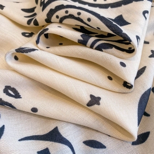 Makroaufnahme von Paisley-Muster auf Twill-Gewebe für einen eleganten Vintage-Schal Schal