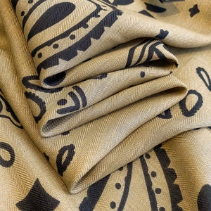 Makroaufnahme des Seidenschals mit diagonaler Twill-Textur und Retro-Kaschmir-Muster
