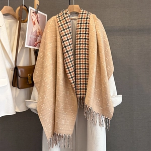 Khaki faux cashmere B-letter scarf with houndstooth pattern and elegant long tassels