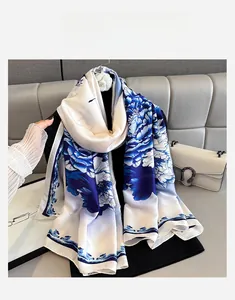 Detail eines Satin-Seidenschals mit Vintage-Pfingstrosen-Print und blauem Wellenrand