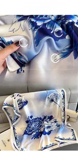 Detail der weichen Satin-Seidenstruktur und Vintage-Pfingstrosendruck des Halstuchs