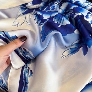 Eleganter Seidenschal mit Vintage Pfingstrosen und Wellenmuster in Blau und Weiß