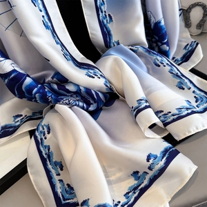 Eleganter Satinschal mit Great Wave Kunstdruck auf hochwertigem cremeweißem Seidenstoff