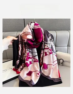 Vue détaillée d'un grand foulard en soie avec motifs de chaînes rétro en violet et brun