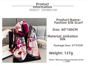 Détail de l'écharpe en soie d'imitation avec des motifs de chaînes élégants et raffinés