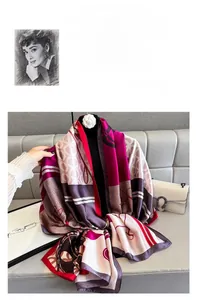 Détail d'une écharpe en soie luxueuse aux motifs géométriques dans les tons magenta et violet