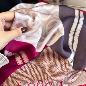 Écharpe longue imprimée hiver 2025 pour femme avec motifs géométriques et floraux