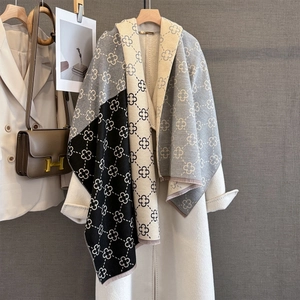 Vintage color-block four-leaf flower pattern scarf with soft short tassels for winter