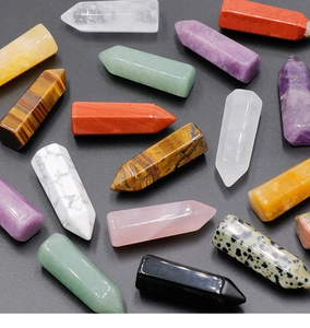 Colección detallada de varios pilares hexagonales de cristal natural y piedras de cuarzo