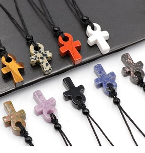 Vue détaillée de pendentifs croix d'Ankh faits main en pierres de cristal naturel