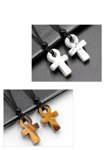 Détail des pendentifs croix Ankh en turquoise blanche et oeil de tigre avec cordons tressés