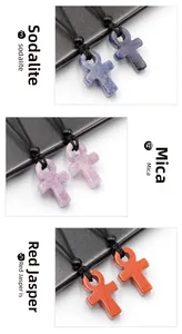 Détails macro de pendentifs Ankh en sodalite et jaspe avec cordons en corde tressée