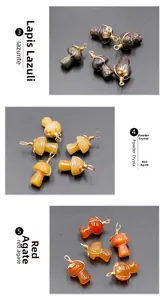 Detalle de colgantes de hongo de cristal hechos a mano envueltos en hilo de piedras naturales