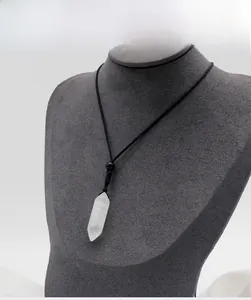 Dettaglio macro del ciondolo esagonale in cristallo bianco su collana in cordino nero