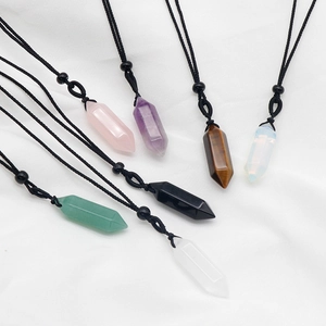 Set collana cristallo esagonale con ametista e quarzo rosa su sfondo di tessuto bianco