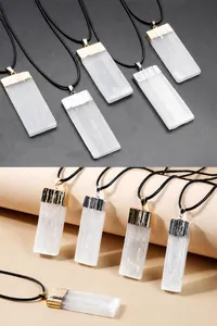 Dettaglio del ciondolo in selenite con placcatura metallica in oro e argento lucido