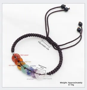 Détail des pierres de chakra naturelles 12mm sur un bracelet tressé violet, taille réglable
