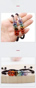 Détail du bracelet chakra artisanal avec sept pierres de cristal naturel colorées