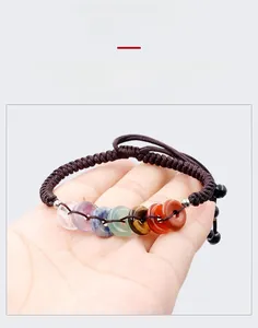 Détail macro du bracelet de yoga en pierres naturelles 7 chakras tissé à la main réglable