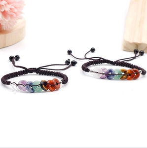 Détail macro de bracelets 7 chakras en pierres naturelles avec cordon tressé réglable