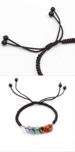 Détail du bracelet tressé en nylon réglable avec sept pierres précieuses de chakra