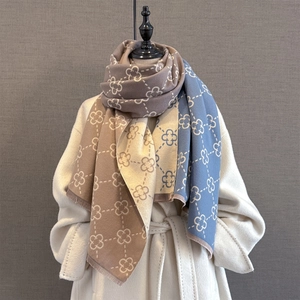 Three-color contrast four-leaf clover scarf with soft fringes and retro floral patterns