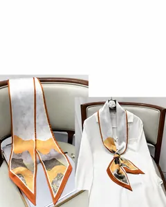 Détail d'un foulard étroit en soie style peinture à l'huile, plat et noué sur chemise