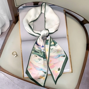 Détail du foulard en soie de style peinture à l'huile avec des motifs floraux élégants
