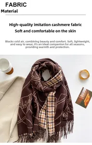 Dettaglio del morbido tessuto simil-cashmere con stampa astratta marrone e nappe