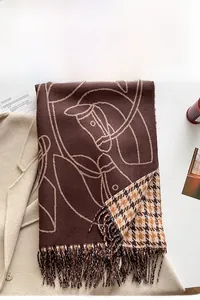 Dettaglio del motivo a cavallo jacquard double-face e delle frange sulla sciarpa